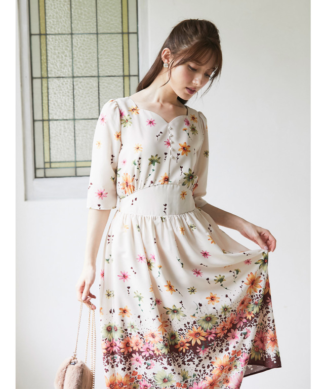 鮮やかな発色が美しいパール付きフラワープリントワンピース