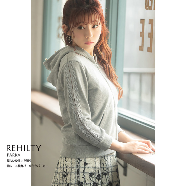 程よいゆるさを誘う袖レース装飾パール付きパーカー 