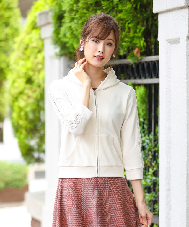 程よいゆるさを誘う袖レース装飾パール付きパーカー 