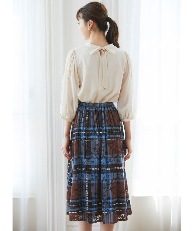 周りと差をつける生地感で大人に格上げ レースonチェック柄フレアスカート