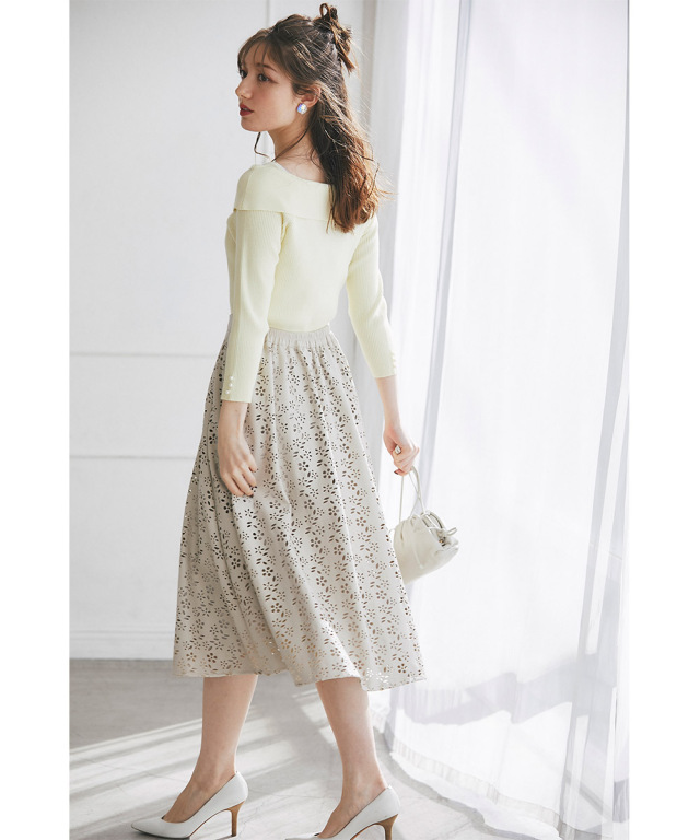 レディ感とセクシーさを併せ持つ袖口パール付きアシメリブニットプルオーバー Tocco Closet Luxe レディ感とセクシーさを併せ持つ袖口パール付きアシメリブニットプルオーバー Tocco Closet Luxe