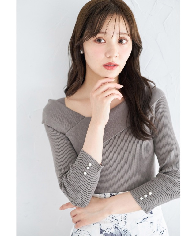 レディ感とセクシーさを併せ持つ袖口パール付きアシメリブニットプル  