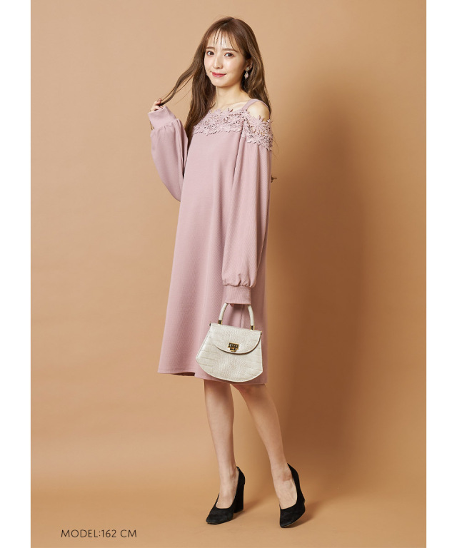 フラワーレース装飾オフショルニットワンピース 