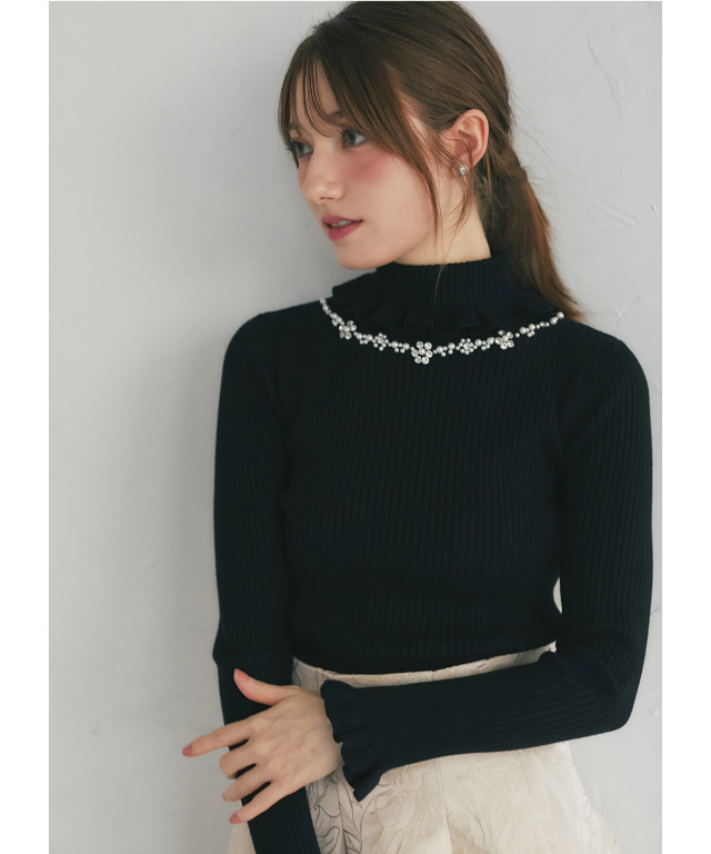 パールビジュー＆フリル付きタートルネックリブニットプルオーバー