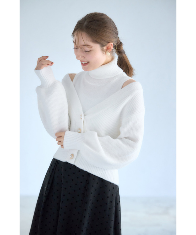 タートルネックプルオーバー×パール釦カーディガンのニットアンサンブル