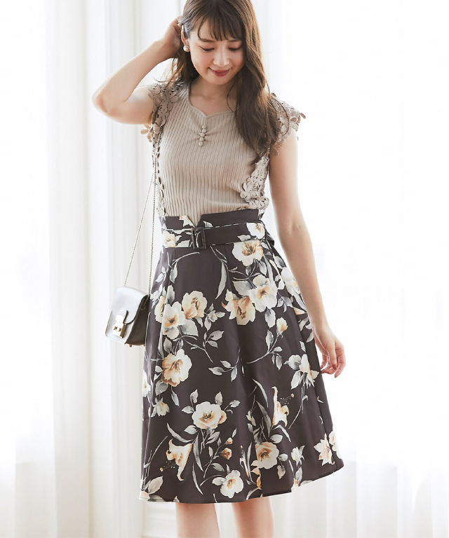 仕草や雰囲気までレディにキマるベルト付きフラワープリントフレアスカート 