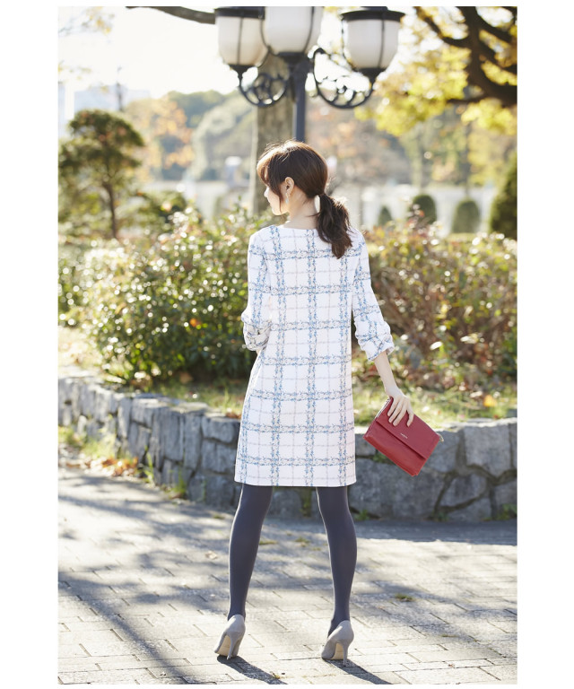 袖りぼんつきフラワーチェックプリントストレッチジャガードワンピース 宮田聡子さんはラベンダー着用