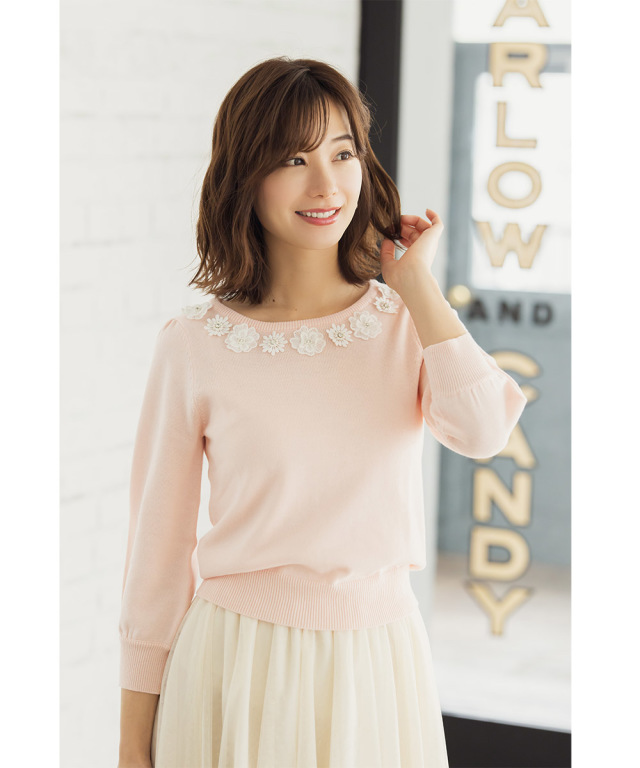 お顔周りも華やかに 立体フラワーモチーフ付きニットプルオーバー Rivelly リベリー Tocco Closet トッコクローゼット Collection 金城ゆきさんコラボ