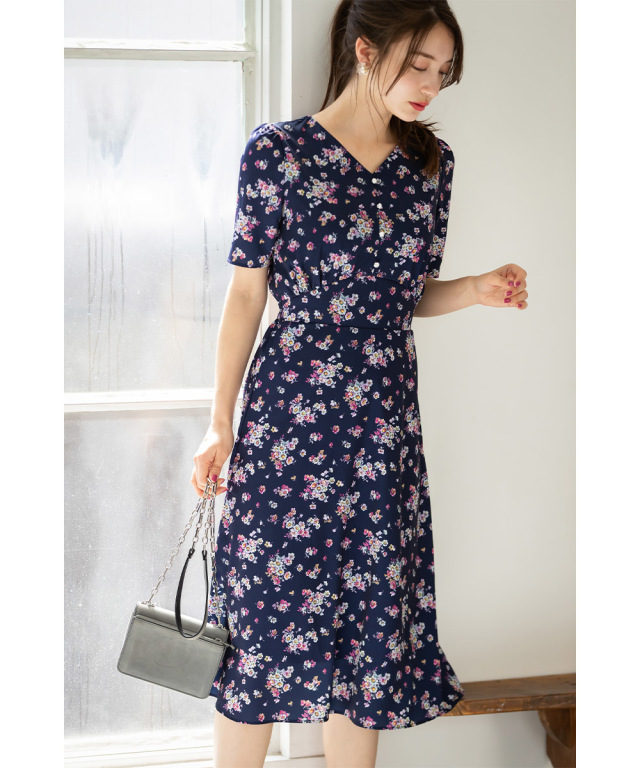 夏の日差しとお似合い パール付きフラワープリントワンピース