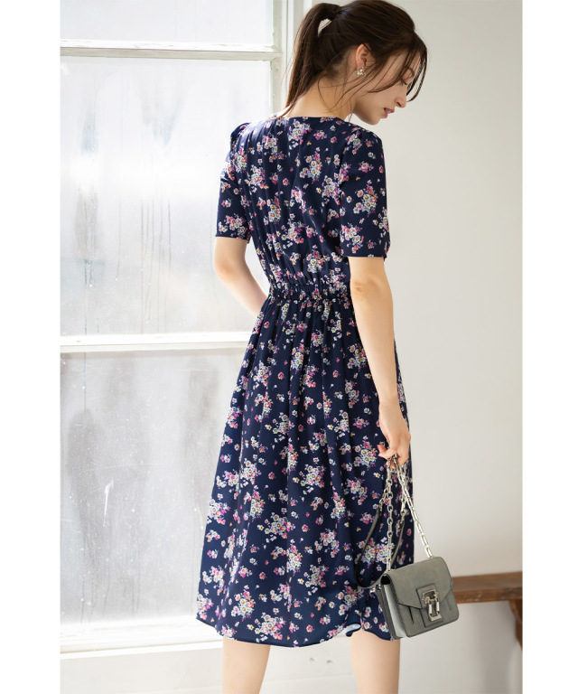 夏の日差しとお似合い パール付きフラワープリントワンピース