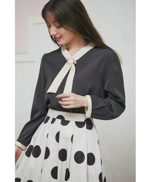 表情を変えられるリングピン付き2WAY配色ボウタイブラウス 