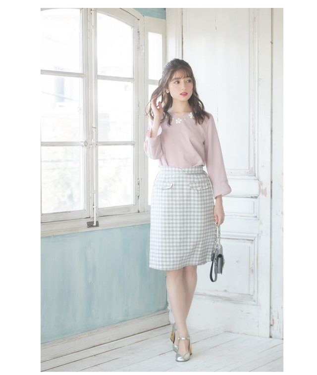 レディの可愛さ引き立てるパールビジュー付きギンガムチェックタイト  