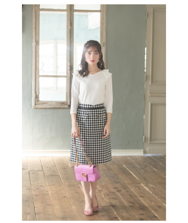 レディの可愛さ引き立てるパールビジュー付きギンガムチェックタイトスカート