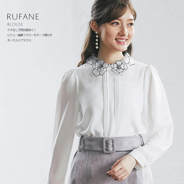 テクなしで特別感あり ビジュー装飾フラワーモチーフ襟付きタック入りブラウス