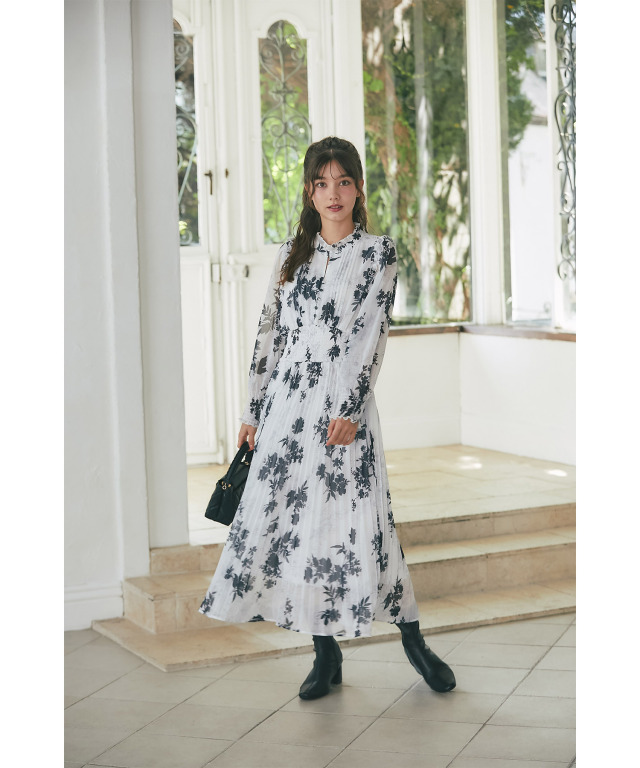 フリル付きフラワープリントシャーリングワンピース