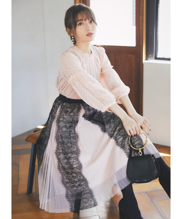 優美に煌めくフリル＆りぼん付き前後2WAYオパールドットブラウス