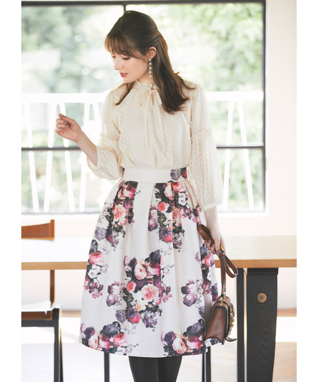 優美に煌めくフリル＆りぼん付き前後2WAYオパールドットブラウス