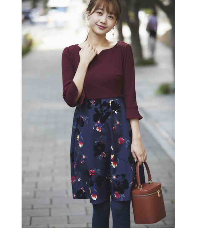 幸せを運ぶ魅惑的なハートネックリブニット×フロッキーフラワー  