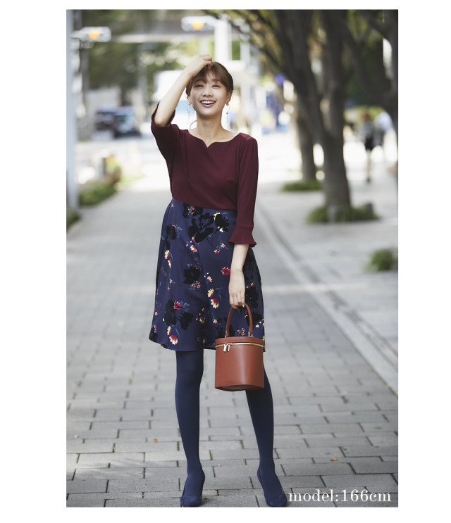 幸せを運ぶ魅惑的なハートネックリブニット×フロッキーフラワー  