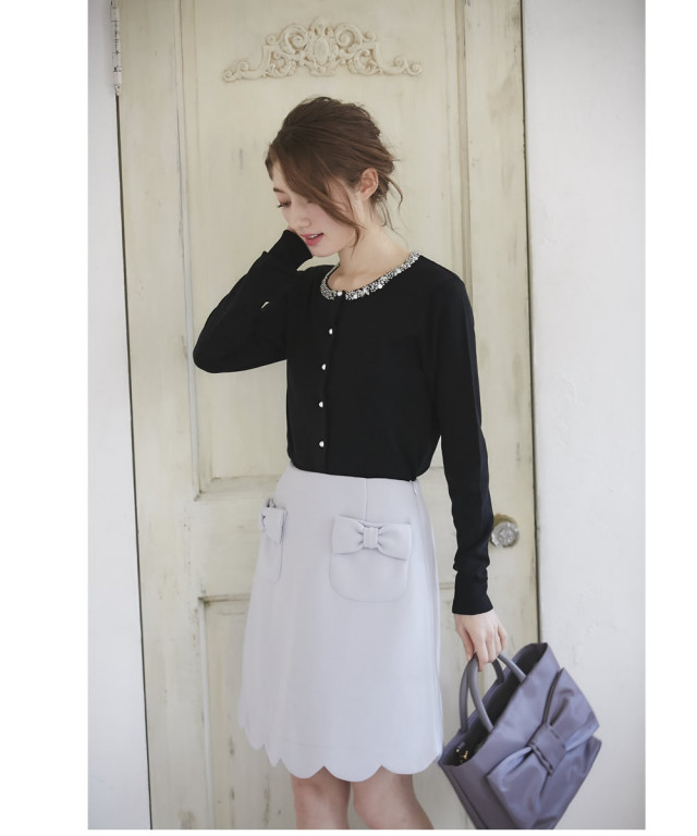 ガール心をくすぐるりぼんポケット裾スカラップミニスカート 泉里香さんはピンクベージュ着用