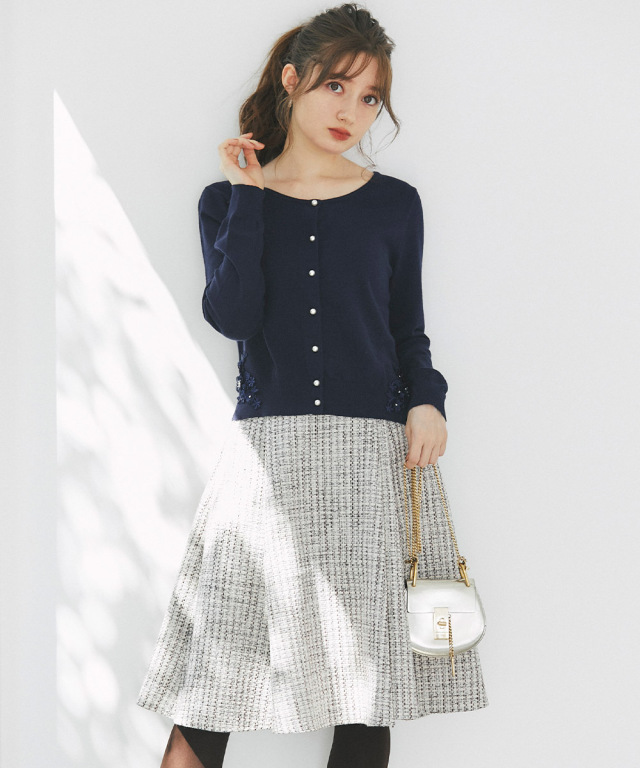 おめかしムードなパール飾り釦付きラップ風ツイードフレアスカート 