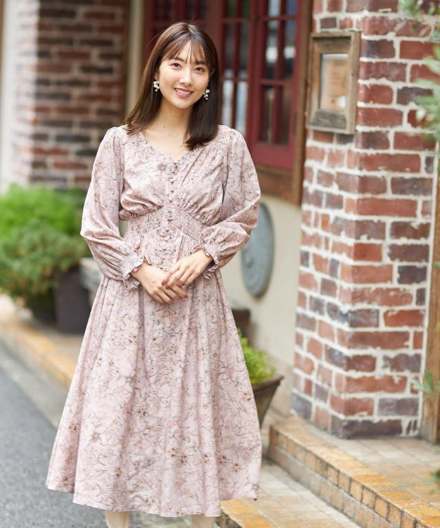 飾りくるみ釦付きシャーリングフラワープリントワンピース