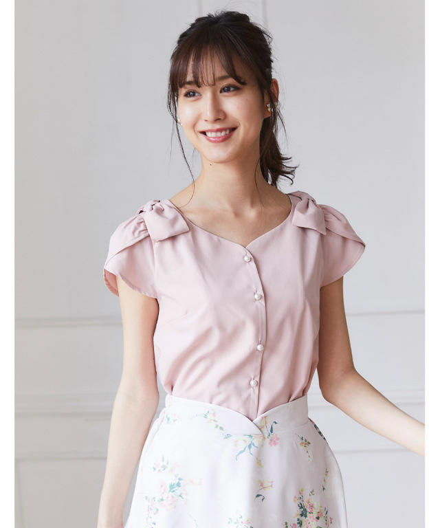 媚びずに大人可愛い肩リボンつきハートネックブラウス 舞川あい
