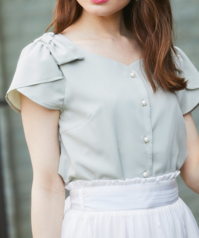 媚びずに大人可愛い肩リボンつきハートネックブラウス 舞川あい