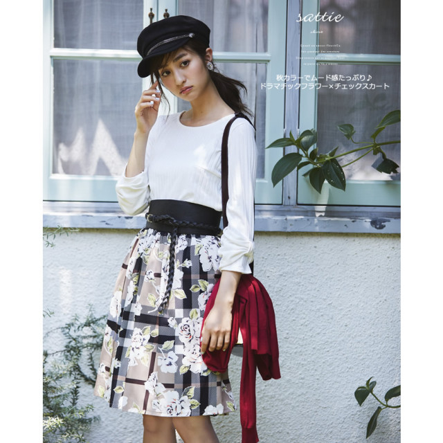 秋カラーでムード感たっぷり♪ドラマチックフラワー×チェックスカート  