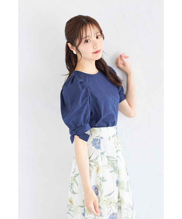 袖口リボン付きパフスリーブブラウス