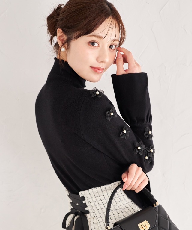 新品未使用‼️肩出しフラワー付きニットトップスブラック Re:EDIT（リエディ） ニット セーター 「2024-25 WINTER COLLECTION