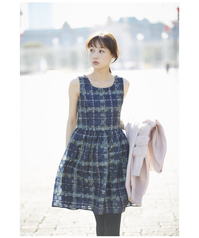 グラフィカルフラワーチェックプリントシアーワンピース 宮田聡子さん  