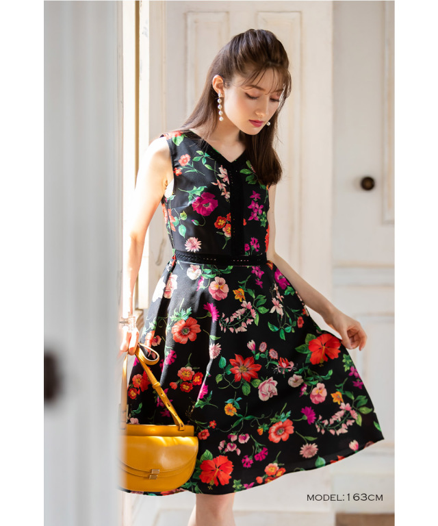 優美なラインを描くレーステープ装飾フラワープリントノースリーブ  