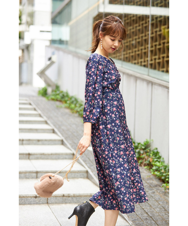 ロング丈でも重たくならず軽やか♪パール付きフラワープリント