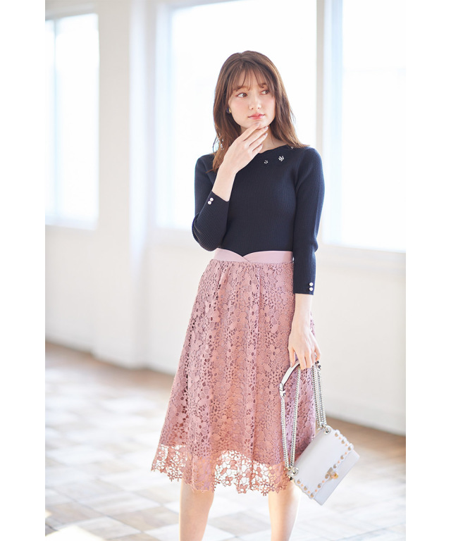 繊細な大人の華をまとうパールビジュー付きフラワー刺繍入りバック  