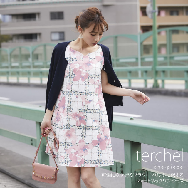 可憐に咲き誇るフラワープリントに恋するハートネックワンピース