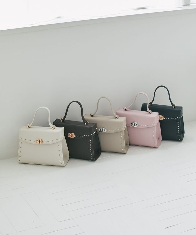 ONもOFFも使える2WAYショルダー付きパールスタッズバッグ