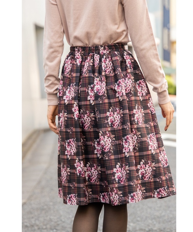 秋冬コーデに華やぎを。フラワー×チェックプリントタック入りフレア  