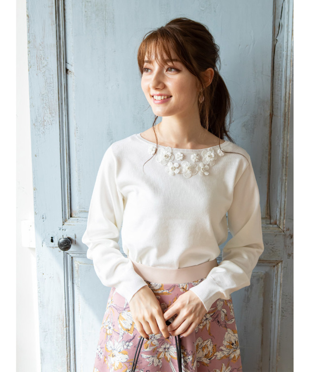 フェミニンカラーと華やかディテール♪立体フラワーモチーフ付きニット  