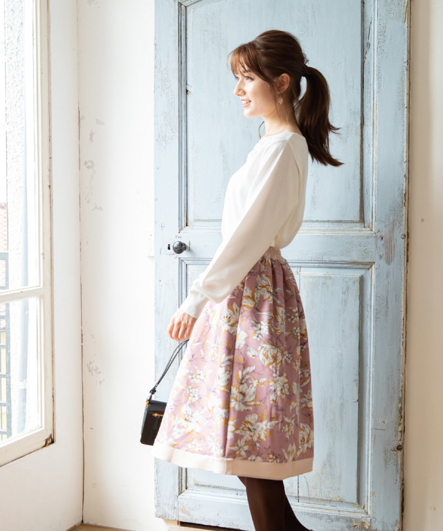 フェミニンカラーと華やかディテール♪立体フラワーモチーフ付きニット  