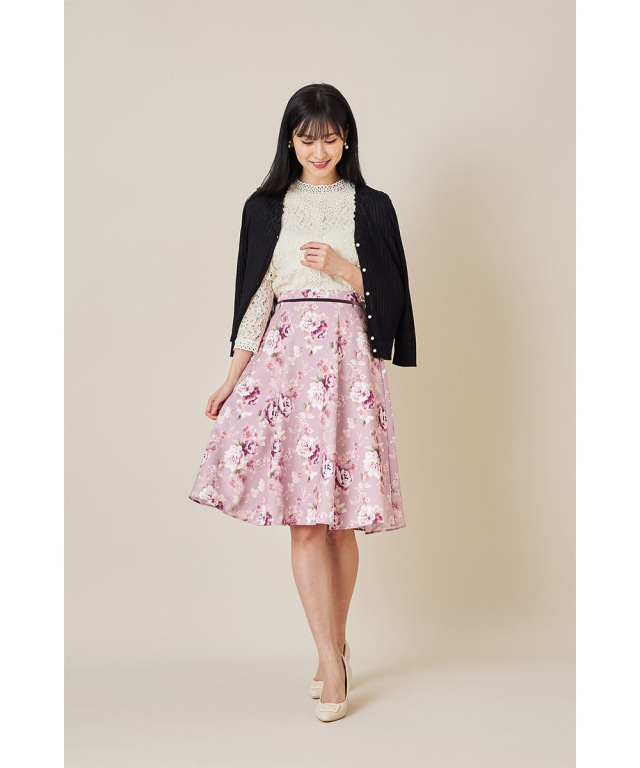 アウターの下でも着映えるウエスト配色ライン入りフラワープリント  