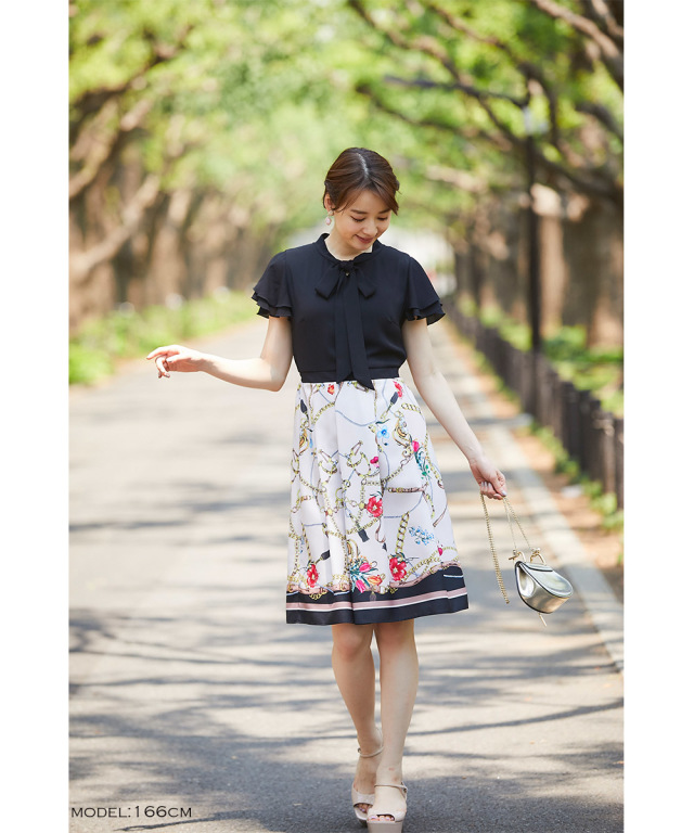 華やかに翻るスカーフ柄切替ダブルフレアスリーブボウタイりぼんワンピース 