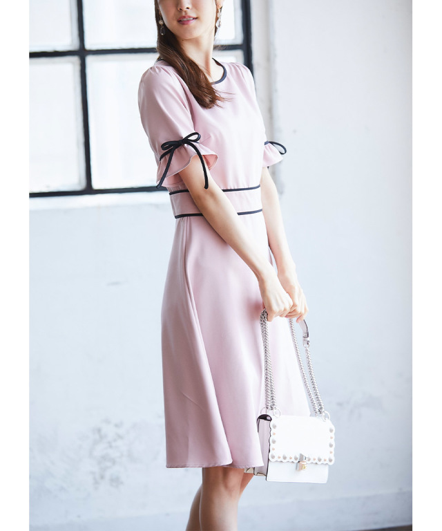 きちんと感と可愛らしさの融合 袖口りぼん付きフレアスリーブ配色ライン入りワンピース