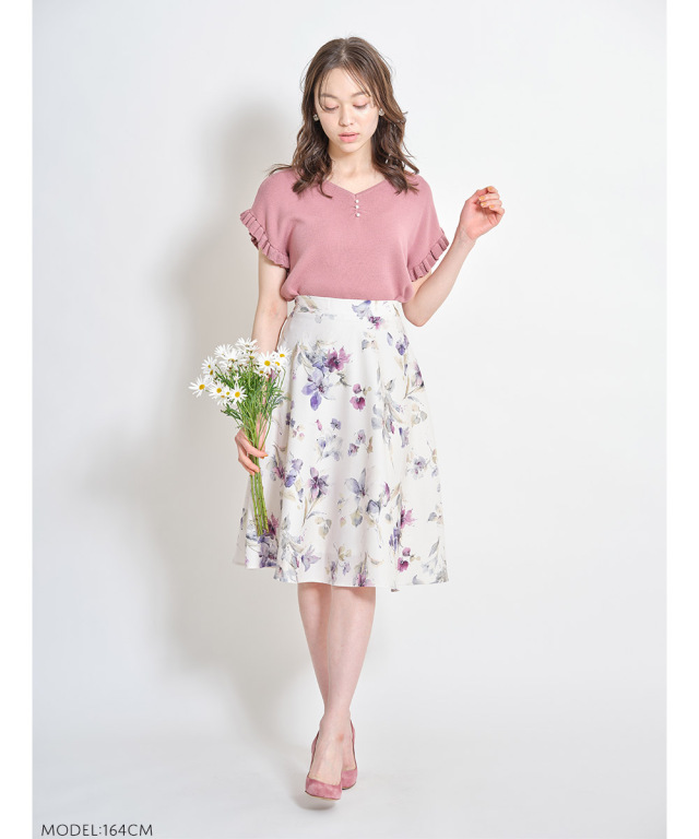 フェミニンな美色で大人っぽく華やぐ水彩フラワープリントフレアスカート