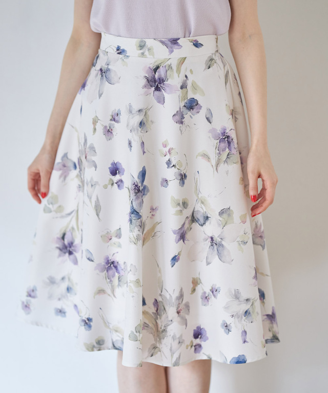 フェミニンな美色で大人っぽく華やぐ水彩フラワープリントフレアスカート 