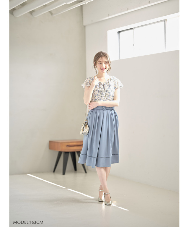 前後２ＷＡＹシアーストライプ×フラワープリントラッフルフリルブラウス　ホワイト 前後2WAYシアーストライプ×フラワープリントラッフルフリル