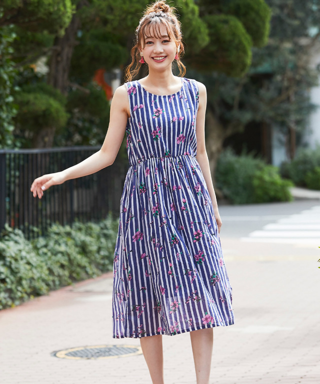 乙女心をくすぐるストライプ×フラワープリントノースリーブワンピース