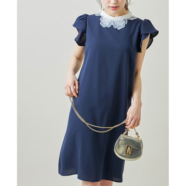 誰からも愛される印象美人なビジュー装飾フラワーモチーフ襟付き  