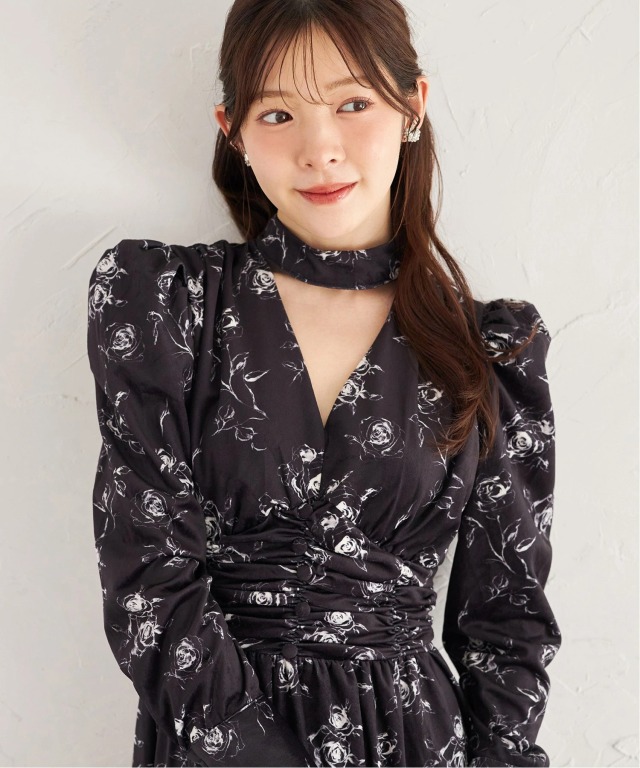 飾り釦付きウエストギャザーチョーカー風フラワープリントワンピース