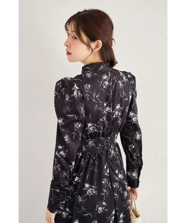 飾り釦付きウエストギャザーチョーカー風フラワープリントワンピース